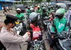 Harga BBM Naik, Polres Kediri Bagikan 150 Paket Sembako Untuk Ojol dan Supir Angkot