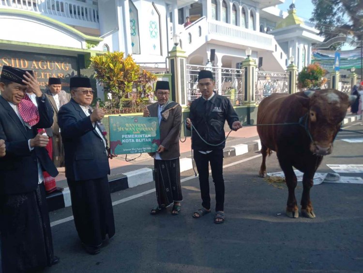 Wali Kota Santoso Serahkan Hewan Kurban di Masjid Agung Kota Blitar
